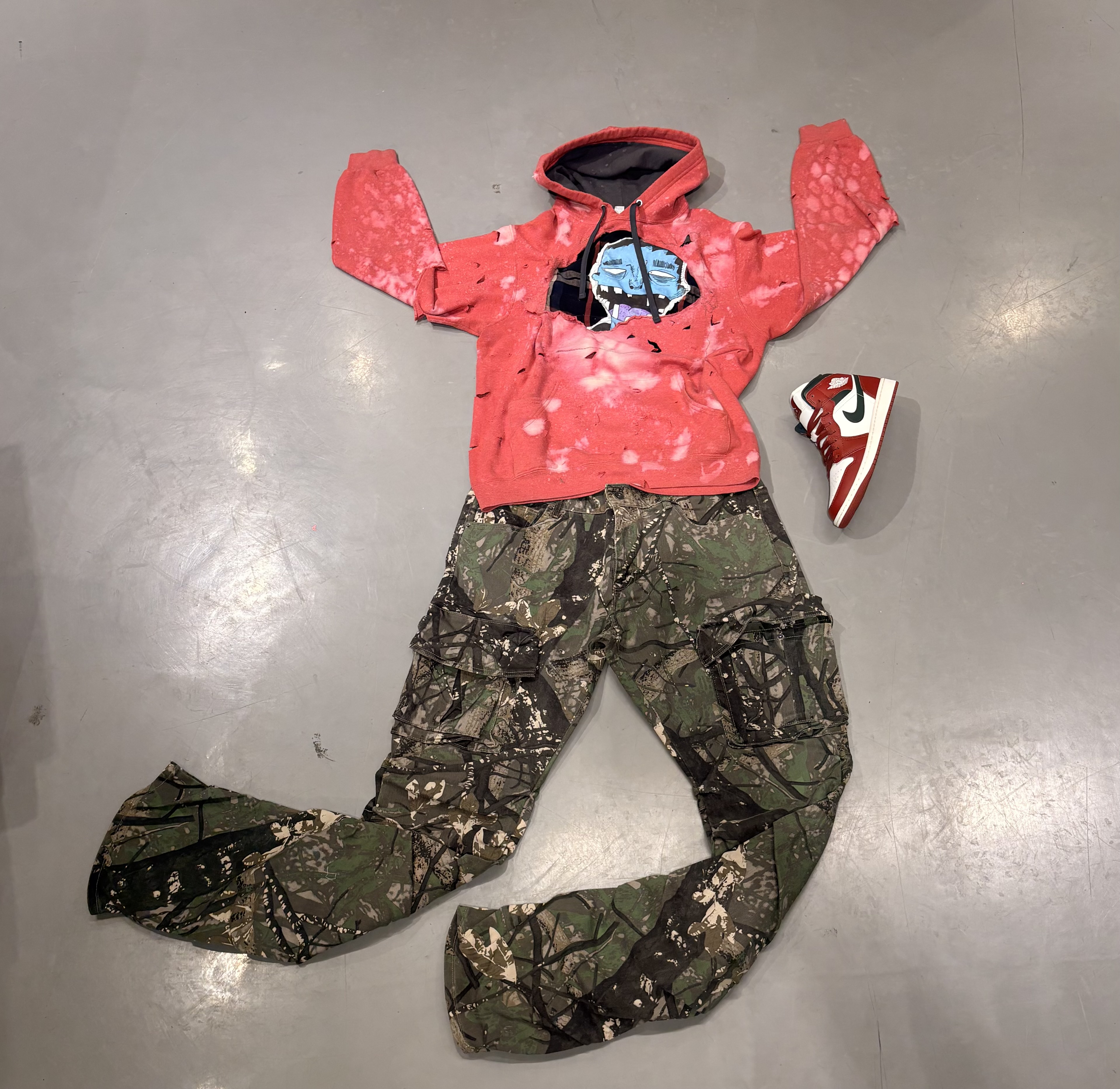 Coral hoodie with camo pants